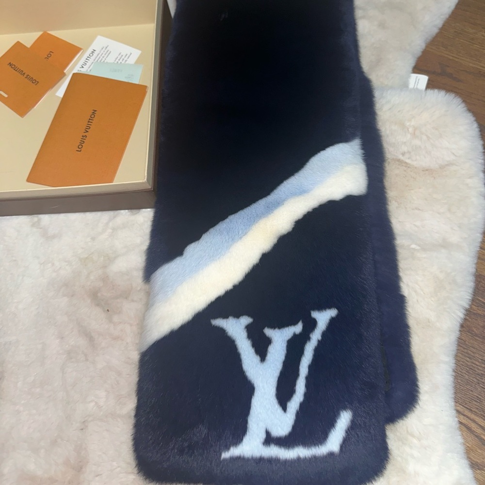 LOUIS VUITTON Rex Rabbit Echarp Rainbow Stripe Fur Muffler M70464 Navy
